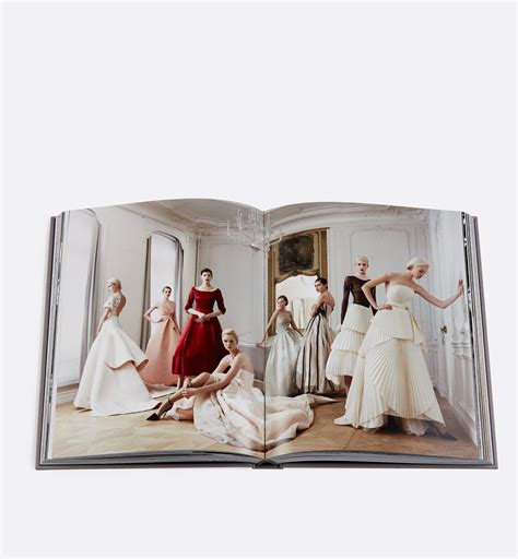 Boek: Dior New Looks Engelstalige versie